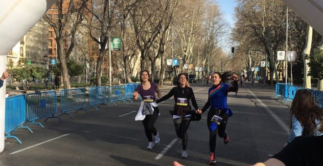 Alrededor de 400 personas han participado en la I Carrera Feminista, organizada por la comisión 8M de Madrid con el lema 'Correr sin miedo y no por miedo'