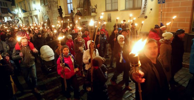 Simpatizantes de EKRE, durante la 'noche de las antorchas' en Tallin el 24 de febrero de 2019. INTS KALNINS REUTERS