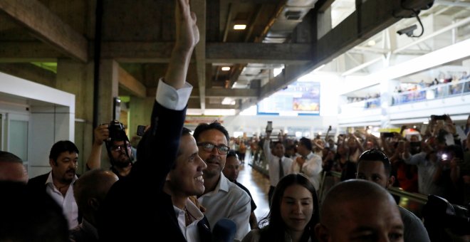 El líder opositor venezolano, Juan Guaidó, a su llegada al aeropuerto de Caracas. / REUTERS - CARLOS JASSO