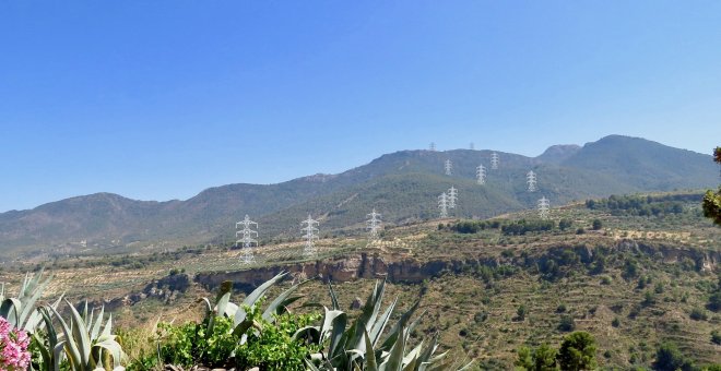 Simulación de las torres eléctricas en una de las zonas del Valle de Lecrín./Plataforma Dí No a las Torres
