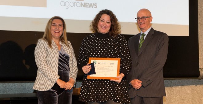 La codirectora de 'Público', Virginia Pérez Alonso, recogiendo el Premio a la Innovación entregado por la AEEPP.
