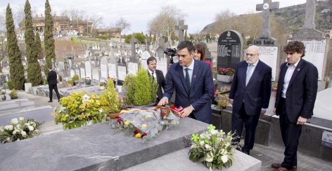 El presidente del Gobierno, Pedro Sánchez, en la ofrenda floral ante la tumba de la escritora y diputada abanderada del sufragio femenino en España, Clara Campoamor. (JUAN HERRERO | EFE)