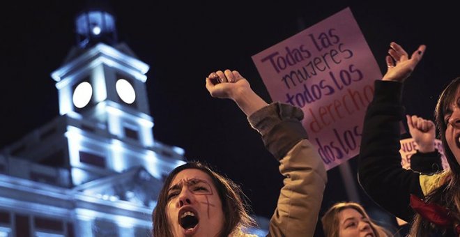 El movimiento feminista protesta contra el partido de extrema derecha y anti-feminista Vox tras el resultado de las elecciones.- REUTERS