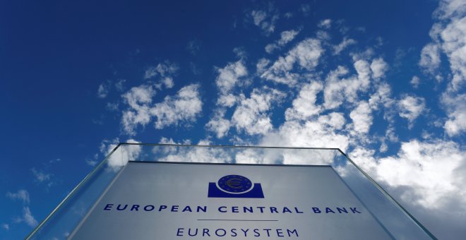 El logo del BCE en la entrada de su sede en Fráncfort. REUTERS/Kai Pfaffenbach