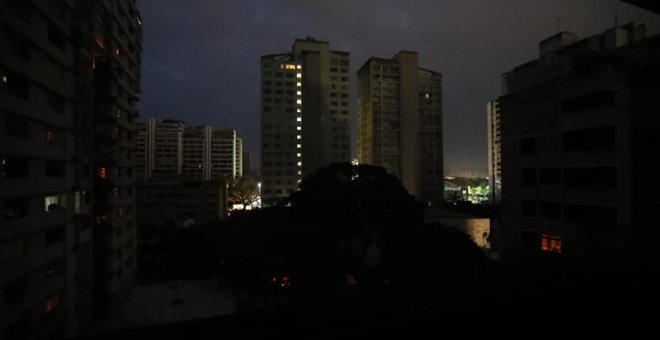 Vista general de edificios con luces de emergencia este jueves en Caracas (Venezuela), durante un apagón eléctrico que afectó a gran parte del país. Venezuela sufre un nuevo apagón de energía que afecta al menos 11 estados, así como al territorio político