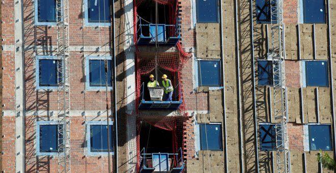 Un edificio de viviendas en construcción en Barcelona.  REUTERS/Albert Gea