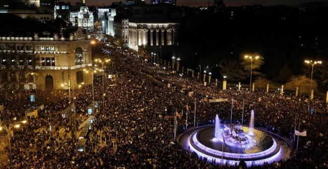 Vista general de la marcha feminista celebrada este viernes en Madrid, con motivo del Día Internacional de la Mujer. EFE/Fernando Villar