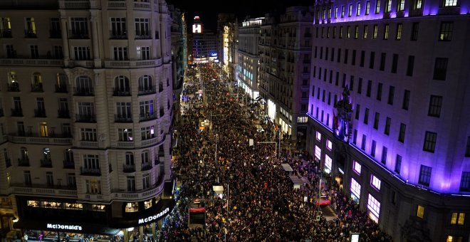 Vista aérea de la Gran Vía de Madrid durante la manifestación del 8M. - REUTERS