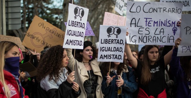 Un grupo de estudiantes participa en la manifestación del 8M y la huelga feminista en Madrid.-JAIRO VARGAS