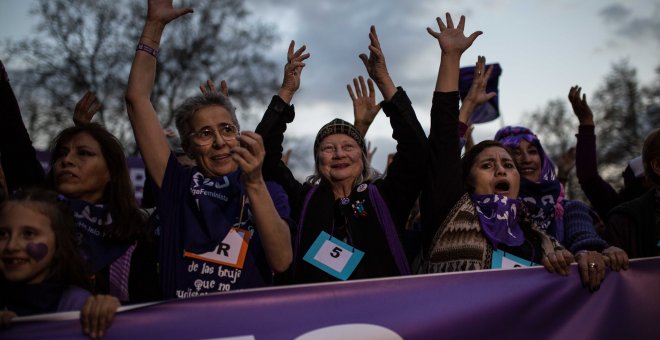 Varias mujeres, en la cabecera de la manifestación del 8M en Madrid.-JAIRO VARGAS