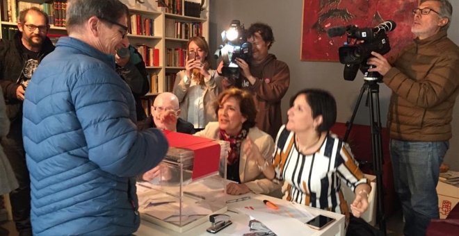 El precandidato De la Rocha, depositando su voto. / Equipo De la Rocha.