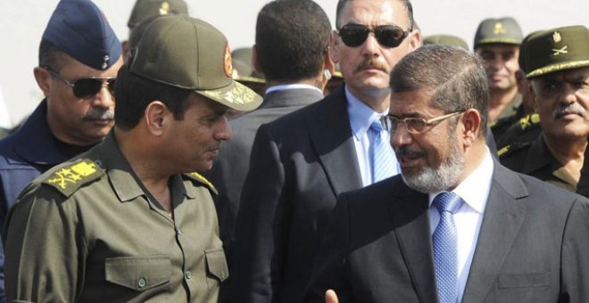 El ahora encarcelado y entonces flamante nuevo presidente egipcio, el islamista Mohamed Mursi, junto al general Al Sisi, actual presidente egipcio y líder del posterior golpe de Estado que derrocó al Gobierno de los Hermanos Musulmanes, en una imagen de o
