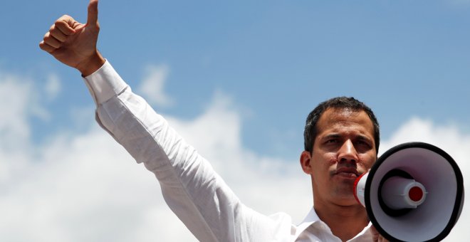 El opositor Juan Guaidó durante su discurso en las calles de Caracas de este sábado.- REUTERS/ CARLOS GARCÍA RAWLINS