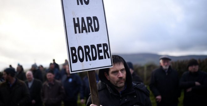 Un hombre sostiene una pancarta contra el brexit en la localidad de Carrickcarnan, Irlanda.- REUTERS/Clodagh Kilcoyne