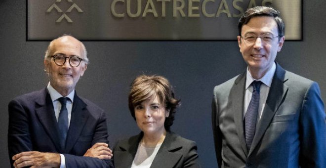 Soraya Sáenz de Santamaría, junto a Rafael Fontana (izqda.) y Jorge Badía, presidente y director general, respectivamente, de Cuatrecasas. CUATRECASAS