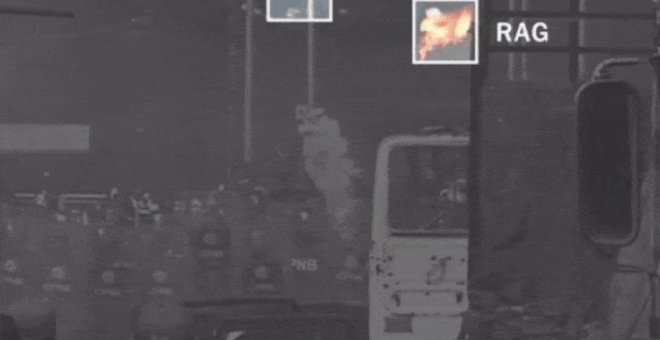 Fotograma del vídeo al que ha tenido acceso The New York Times en el que se aprecia como el cóctel Molotov impacta sobre el camión.