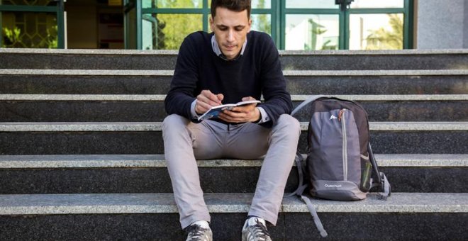 El italiano Riccardo Corradini, de 25 años, se ha convertido en el primer estudiante del mundo que hace la beca Erasmus en la Franja de Gaza palestina. - EFE/Mohamed Ibrahim