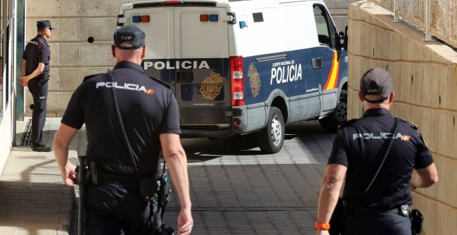 Imagen de archivo de un furgón policial durante un suceso | EFE