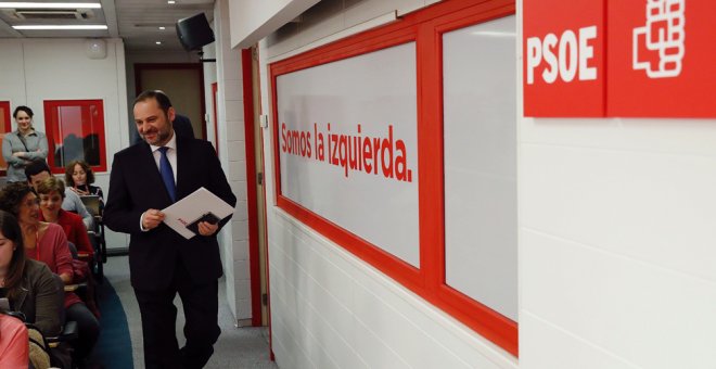 El ministro de Fomento y secretari de Organización del PSOE, José Luis Ábalos, ofrece una rueda de prensa, en la sede socialista de Ferraz, en Madrid. EFE/J.P. Gandúl