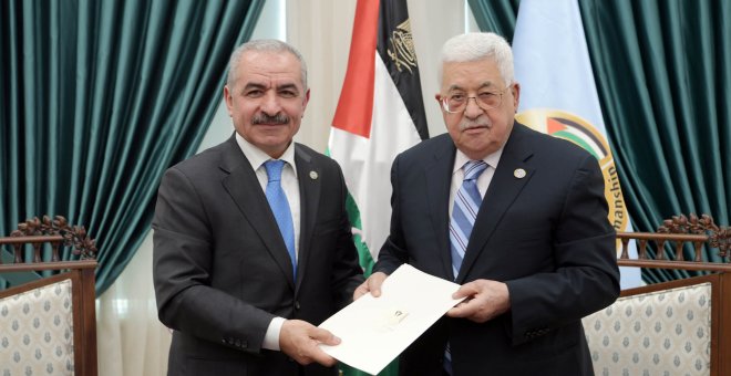 Mohammad Shtayyeh durante su nombramiento como primer ministro palestino (a la izquierda), junto al presidente Mahmoud Abbas. / REUTERS
