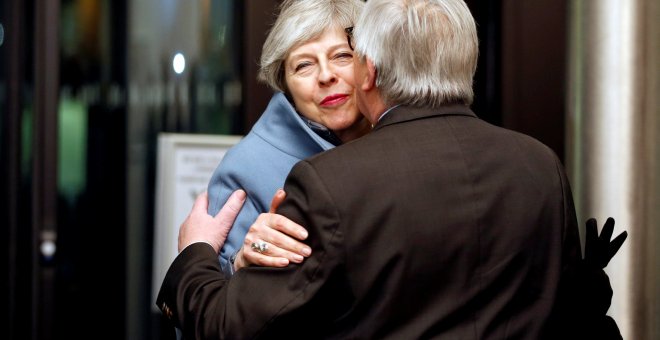 La primera ministra británica, Theresa May, saluda al presidente de la Comisión Europea, Jean-Claude Juncker , a su llegada a Estrasburgo. - REUTERS