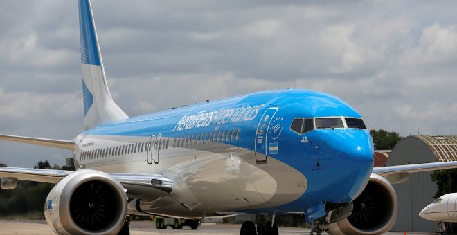 Un Boeing 737 MAX 8 de Aerolineas Argentinas en el aeropuerto de Ezeiza, en las afueras de Buenos Aires. / REUTERS