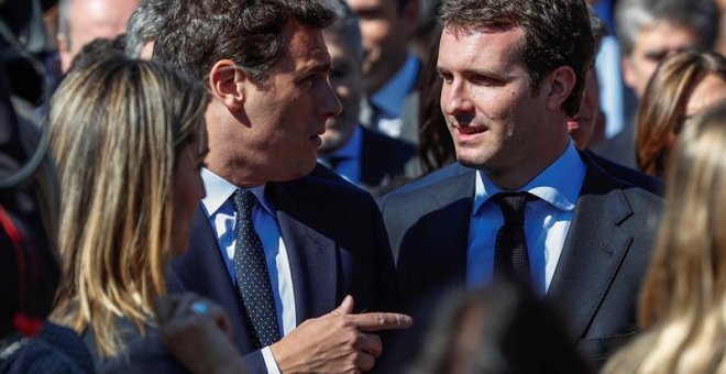 El presidente del PP, Pablo Casado (d), y el presidente de Ciudadanos, Albert Rivera, durante el acto de recuerdo a los 193 fallecidos en los atentados del 11M. /EFE