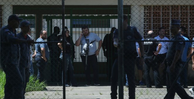 Los efectivos policiales desplazados al centro educativo. | Reuters