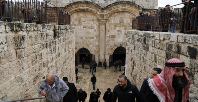 Personas en la Puerta Dorada de Jerusalén. / REUTERS - AMMAR AWAD