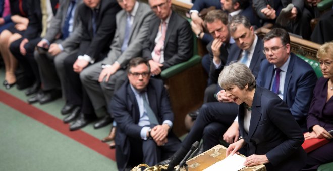 La primera ministra británica, Theresa Ma, interviene en el Parlamento británico, tras una de las votacions sobre el brexit. REUTERS/ UK Parliament/Jessica Taylor