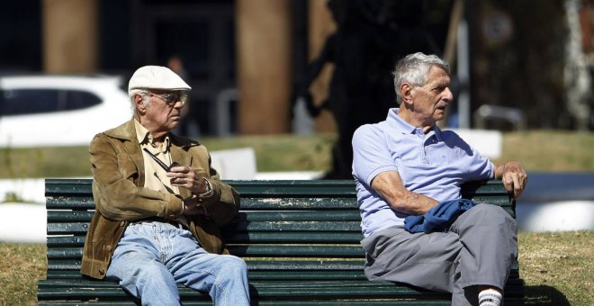 Dos ancianos en un banco. EFE/Archivo