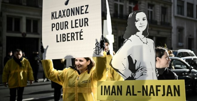 Manifestantes frente a la embajada de Arabia saudita en París esgrimen pancartas en apoyo a las activistas | AFP/ Philippe López