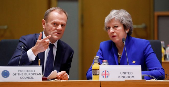 El presidente del Consejo Europeo, Donald Tusk, junto a la primera ministra británica, Theresa May. - REUTERS