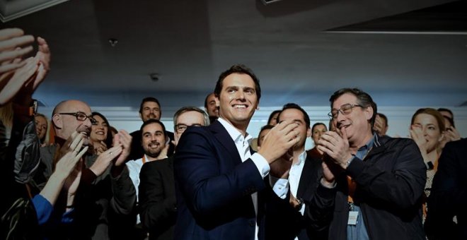 El presidente de Ciudadanos, Albert Rivera (c-i), el vicepresidente primero del Congreso de los Diputados , Ignacio Prendes, (c-d), junto a compañeros durante la presentación de los candidatos al Congreso de los Diputados y a las presidencias de las comu