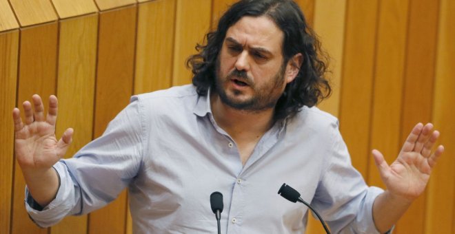 Antón Sánchez, responsable de Anova, en la tribuna del Parlamento de Galicia | EFE