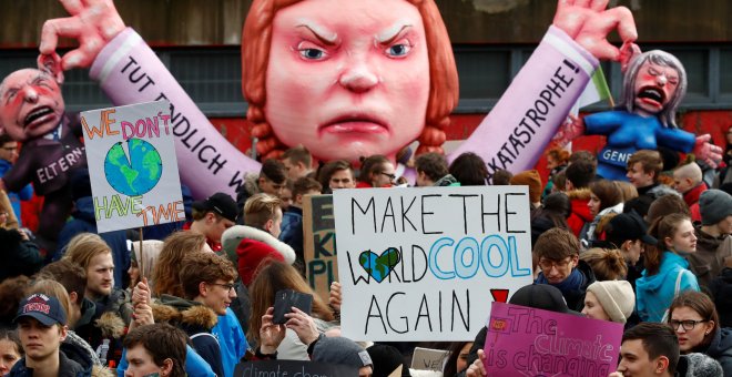 Los estudiantes usan una carroza de carnaval que representa a la activista ambiental sueca Greta Thunberg durante una huelga para exigir acciones contra el cambio climático en Dusseldorf, Alemania. / Reuters