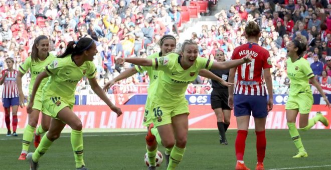 Las jugadoras del Barcelona festejan el gol de la inglesa Tonni Duggan (c) contra el Atlético de Madrid, durante el partido de la Liga Iberdrola disputado en el estadio Wanda Metropolitano en Madrid.- EFE/Kiko Huesca