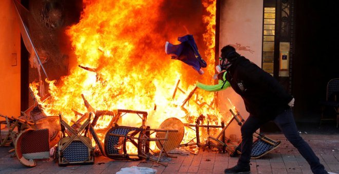 Un manifestante tira una bandera de la UE a un incendio en París durante las protestas de los chalecos amarillos de este sábado. REUTERS/Philippe Wojazer