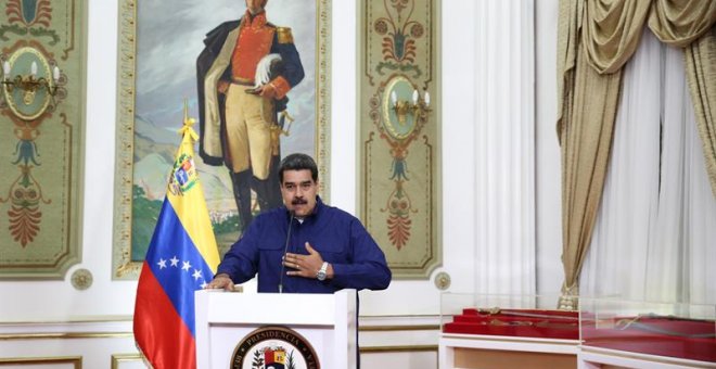 Fotografía cedida por el Palacio de Miraflores donde ve al presidente de Venezuela, Nicolás Maduro, durante una pronunciándose este lunes sobre las fallas eléctricas que afectan al país desde el 7 de marzo de 2019, en Caracas (Venezuela). El Gobierno de