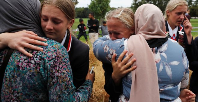 Varias estudiantes de un colegio cristiano se abrazan a mujeres musulmanas tras el atentado en Christchurch (Nueva Zelanda). /REUTERS