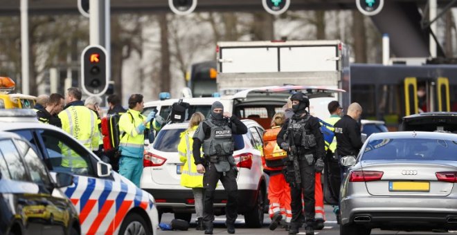 Miembros de la Policía y personal sanitario en la plaza 24 de Octubre de Utrecht, donde se ha producido un tiroteo. /AFP