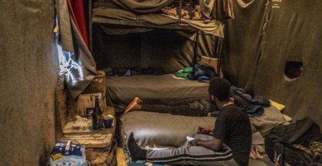 Las ONG denuncian las condiciones de hacinamiento de 12 refugiados en los 'centros de tránsito'. /MSF