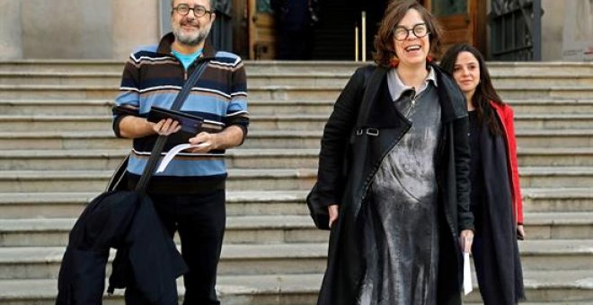 Los exdiputados de la CUP, Antonio Baños (i) y Eulàlia Reguant (c), acompañados de la diputada de la CUP, María Sirvent (d), salen del Tribunal Superior de Justicia de Cataluña donde se les ha notificado la multa impuesta por negarse a responder a VOX cua