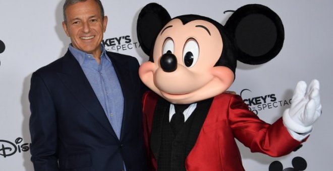 El consejero delegado de Disney, Bob Iger, junto a Mickey Mouse. - AFP