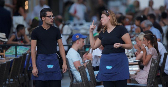 Dos camareros charlan en la terraza de un restaurante en la localidad malagueña de Ronda. - REUTERS