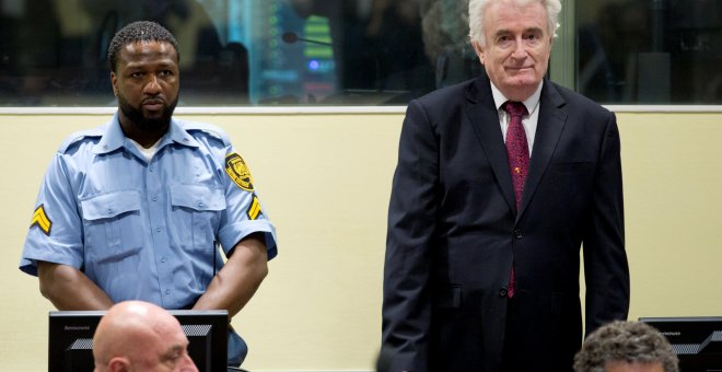 El exlíder serbobosnio Radovan Karadzic comparece ante el Mecanismo para los Tribunales Penales Internacionales./Reuters