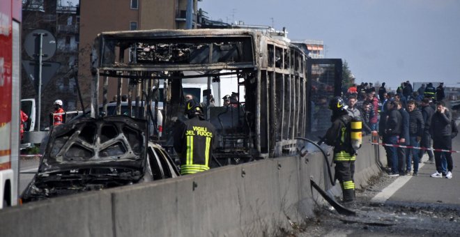 20/03/2019.- Miembros de los servicios de emergencia italianos desplegados después de que un hombre secuestrara y prendiera fuego a un autobús escolar. / EFE - DANIELE BENNATI