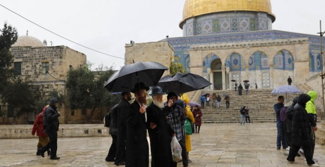 Judíos visitan el complejo de la mezquita de Al-Aqsa en la Ciudad Vieja de Jerusalén. / AFP - AHMAD GHARABLI