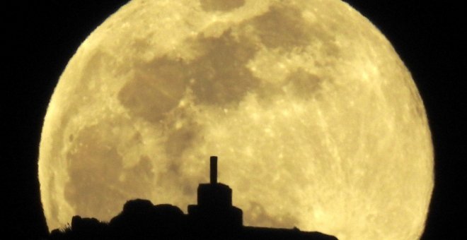 La luna llena sobre el monte Pico Sacro, esa noche a las afueras de Santiago. Esta es la tercera superluna llena del año, también conocida como la superluna de gusano. - Lavandeira jr / EFE