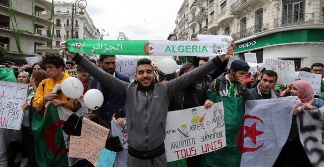 Protesta estudiantil contra Abdelaziz Buteflika en Argel (Argelia). - EFE